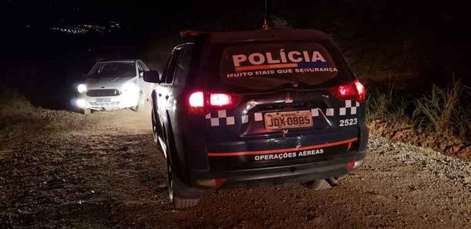 Suspeitos abandonaram o carro próximo a um matagal com a vítima no banco do passageiro(foto: Divulgação/PMDF) Suspeitos abandonaram o carro próximo a um matagal com a vítima no banco do passageiro(foto: Divulgação/PMDF)