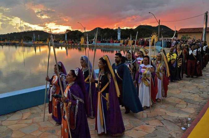 Devotos de Vale do Amanhecer se reúnem próximo ao centro espiritual. Segundo a decisão da Justiça, penhora de edificações não será mais necessária (foto: Carl de Souza/AFP) Devotos de Vale do Amanhecer se reúnem próximo ao centro espiritual. Segundo a decisão da Justiça, penhora de edificações não será mais necessária (foto: Carl de Souza/AFP)