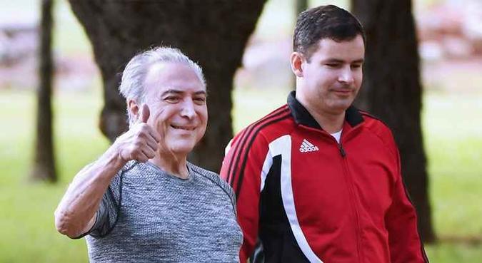 O presidente Michel Temer faz caminhada no Palácio do Jaburu (foto: Evaristo Sa/AFP) O presidente Michel Temer faz caminhada no Palácio do Jaburu (foto: Evaristo Sa/AFP)
