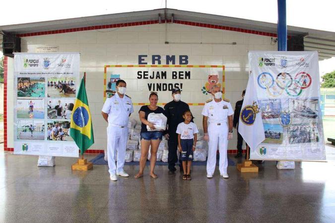 Capitão Hideki e o Vice-almirante Arentz, Comandante do Comando do 7º Distrito Naval, durante a distribuição de alimentos(foto: Marinha do Brasil) Capitão Hideki e o Vice-almirante Arentz, Comandante do Comando do 7º Distrito Naval, durante a distribuição de alimentos(foto: Marinha do Brasil)