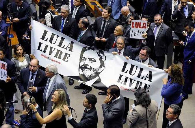 Deputados de esquerda protestam no plenario da Camara contra a prisão de Lula(foto: Credito Luis Macedo/Ag. Camara) Deputados de esquerda protestam no plenario da Camara contra a prisão de Lula(foto: Credito Luis Macedo/Ag. Camara)