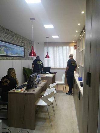 Policiais fazem buscas no Rio de Janeiro, onde houve 4 mandados de busca e apreensão e 1 mandado de prisão temporária(foto: Divulgação/Polícia Federal) Policiais fazem buscas no Rio de Janeiro, onde houve 4 mandados de busca e apreensão e 1 mandado de prisão temporária(foto: Divulgação/Polícia Federal)