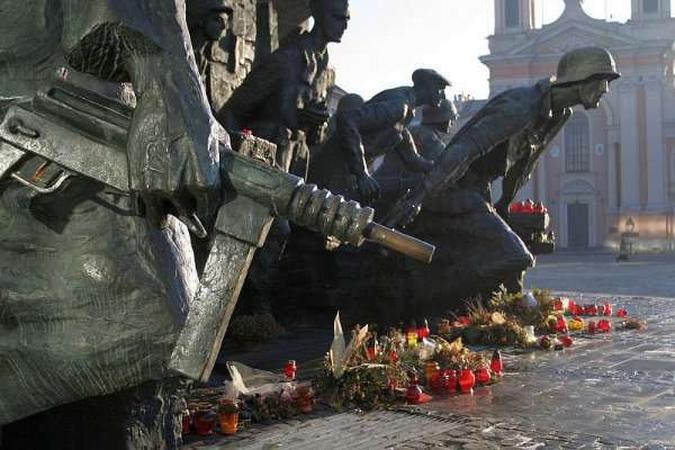 Estátuas e monumentos pela cidade lembram o levante contra os nazistas: memória da guerra(foto: Mariusz Cieszewski/Divulgação) Estátuas e monumentos pela cidade lembram o levante contra os nazistas: memória da guerra(foto: Mariusz Cieszewski/Divulgação)