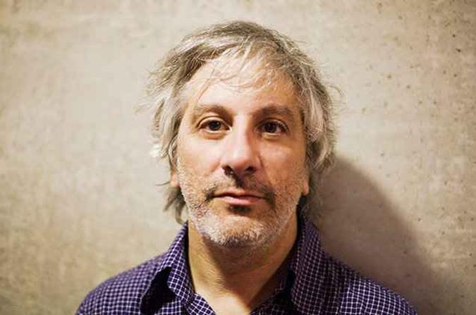 Lee Ranaldo será o responsável pela produção da trilha sonora de 'Ainda temos a imensidão da noite'(foto: Internet/Reprodução) Lee Ranaldo será o responsável pela produção da trilha sonora de 'Ainda temos a imensidão da noite'(foto: Internet/Reprodução)