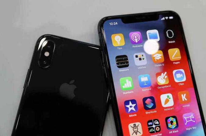 Nos EUA, modelo mais caro do iPhone %u2013 a versão XS Max com 512 GB de armazenamento %u2013 custa US$ 1,45 mil(foto: Justin Sullivan/AFP) Nos EUA, modelo mais caro do iPhone %u2013 a versão XS Max com 512 GB de armazenamento %u2013 custa US$ 1,45 mil(foto: Justin Sullivan/AFP)