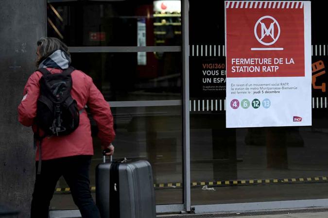 O caos e a desinformação também prejudicaram os turistas, muitos deles surpresos ao ver as portas do metrô fechadas(foto: Philippe Lopez / AFP) O caos e a desinformação também prejudicaram os turistas, muitos deles surpresos ao ver as portas do metrô fechadas(foto: Philippe Lopez / AFP)