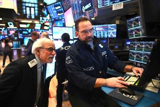 Na Bolsa de Nova York, operadores conferem os índices de baixa. Wall Street pode ter a pior semana desde a crise financeira de 2008(foto: AFP / Johannes EISELE) Na Bolsa de Nova York, operadores conferem os índices de baixa. Wall Street pode ter a pior semana desde a crise financeira de 2008(foto: AFP / Johannes EISELE)