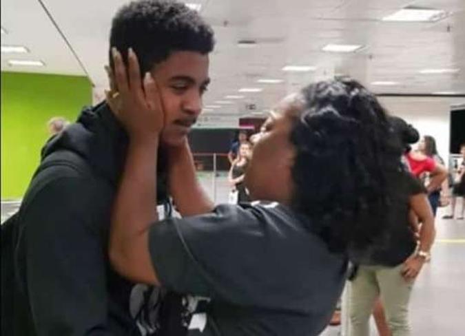 Encontro do estudante Felipe Dias com a mãe, Cleonice Lopes, no Aeroporto Internacional de Brasília(foto: Reprodução Facebook) Encontro do estudante Felipe Dias com a mãe, Cleonice Lopes, no Aeroporto Internacional de Brasília(foto: Reprodução Facebook)