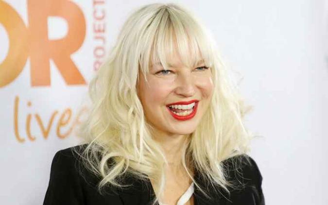 Sia rebate mensagens de alguém que tentava vender fotos suas nua no Twitter e no Instagram (foto: Michael Tran/FilmMagic) Sia rebate mensagens de alguém que tentava vender fotos suas nua no Twitter e no Instagram (foto: Michael Tran/FilmMagic)