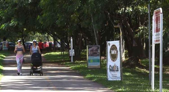 Parque Ecológico Olhos'Água, na Asa Norte, ficou aberto durante a semana, com apoio da PM, servidores e até moradores voluntários(foto: Ed Alves/CB/D.A Press) Parque Ecológico Olhos'Água, na Asa Norte, ficou aberto durante a semana, com apoio da PM, servidores e até moradores voluntários(foto: Ed Alves/CB/D.A Press)