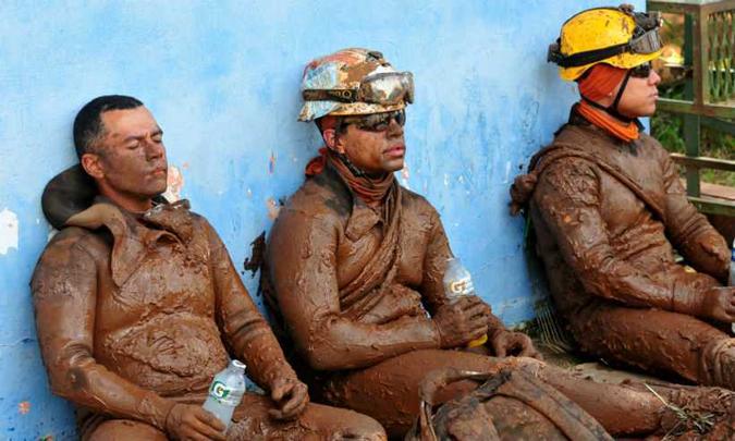 Exaustos depois de tentativa de resgate, bombeiros descansam e reúnem forças para novo trabalho(foto: Gladyston Rodrigues/EM/D.A Press) Exaustos depois de tentativa de resgate, bombeiros descansam e reúnem forças para novo trabalho(foto: Gladyston Rodrigues/EM/D.A Press)