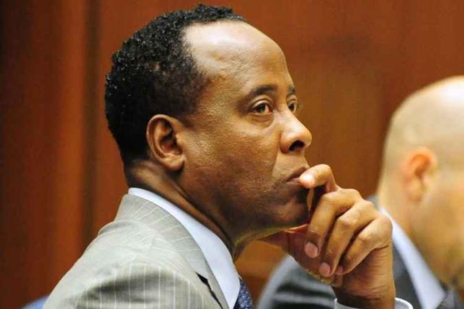 Após condenação pela morte de Michael Jackson, Conrad Murray teve a licença médica suspensa em três Estados norte-americanos(foto: ROBYN BECK) Após condenação pela morte de Michael Jackson, Conrad Murray teve a licença médica suspensa em três Estados norte-americanos(foto: ROBYN BECK)