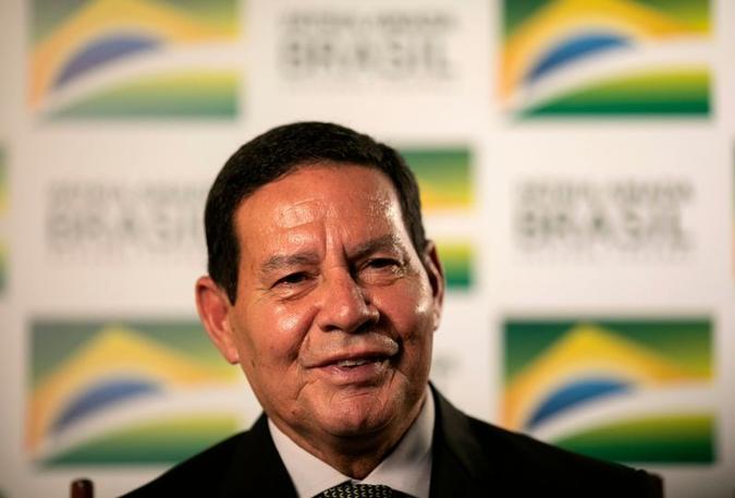 No mês passado, o vice-presidente chegou a dizer que Bolsonaro teria de controlar os filhos, depois que um deles chamou de mentiroso o ex-ministro da Secretaria-Geral da Presidência Gustavo Bebianno nas mídias sociais(foto: AFP / Sergio Lima) No mês passado, o vice-presidente chegou a dizer que Bolsonaro teria de controlar os filhos, depois que um deles chamou de mentiroso o ex-ministro da Secretaria-Geral da Presidência Gustavo Bebianno nas mídias sociais(foto: AFP / Sergio Lima)