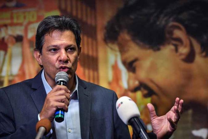 Depois do veto dos médicos à presença de Bolsonaro em debate, petista disse que poderiair à enfermaria (foto: Nelson Almeida/AFP ) Depois do veto dos médicos à presença de Bolsonaro em debate, petista disse que poderiair à enfermaria (foto: Nelson Almeida/AFP )