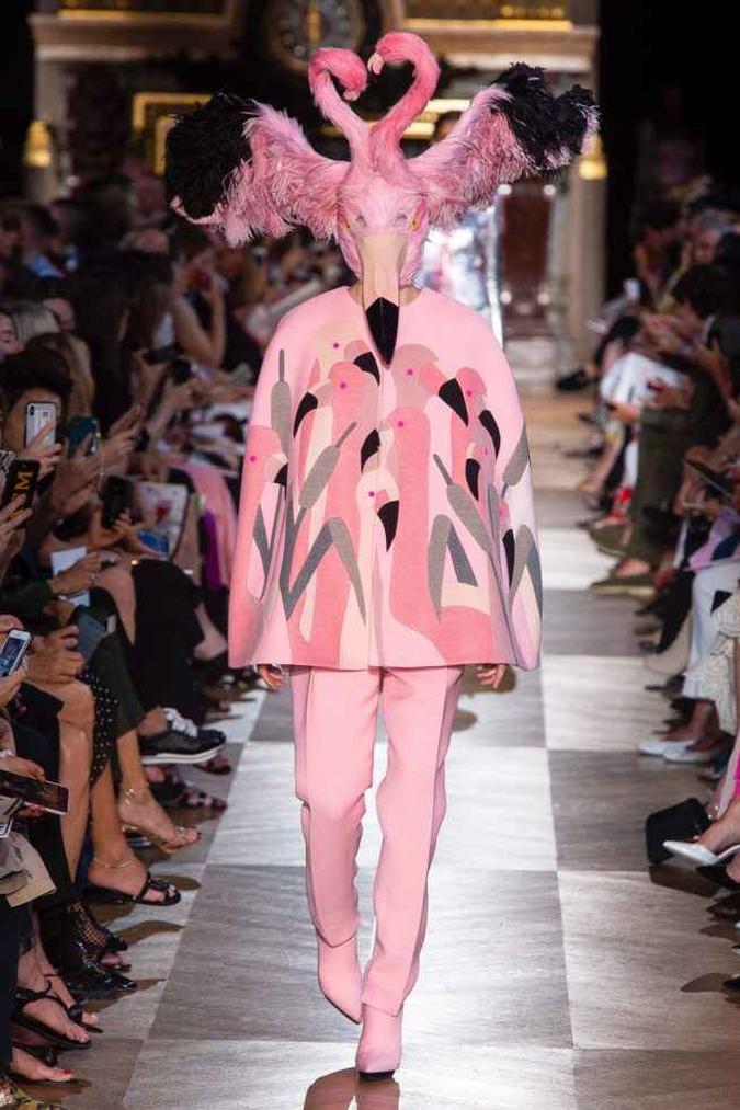 A maison Schiaparelli é comandada por Bertrand Guyon. Sintonizado à pura fantasia, o estilista evocou flamingos como uma de suas referências para transmitir suntuosos festivais dos anos 1700.(foto: FFW) A maison Schiaparelli é comandada por Bertrand Guyon. Sintonizado à pura fantasia, o estilista evocou flamingos como uma de suas referências para transmitir suntuosos festivais dos anos 1700.(foto: FFW)