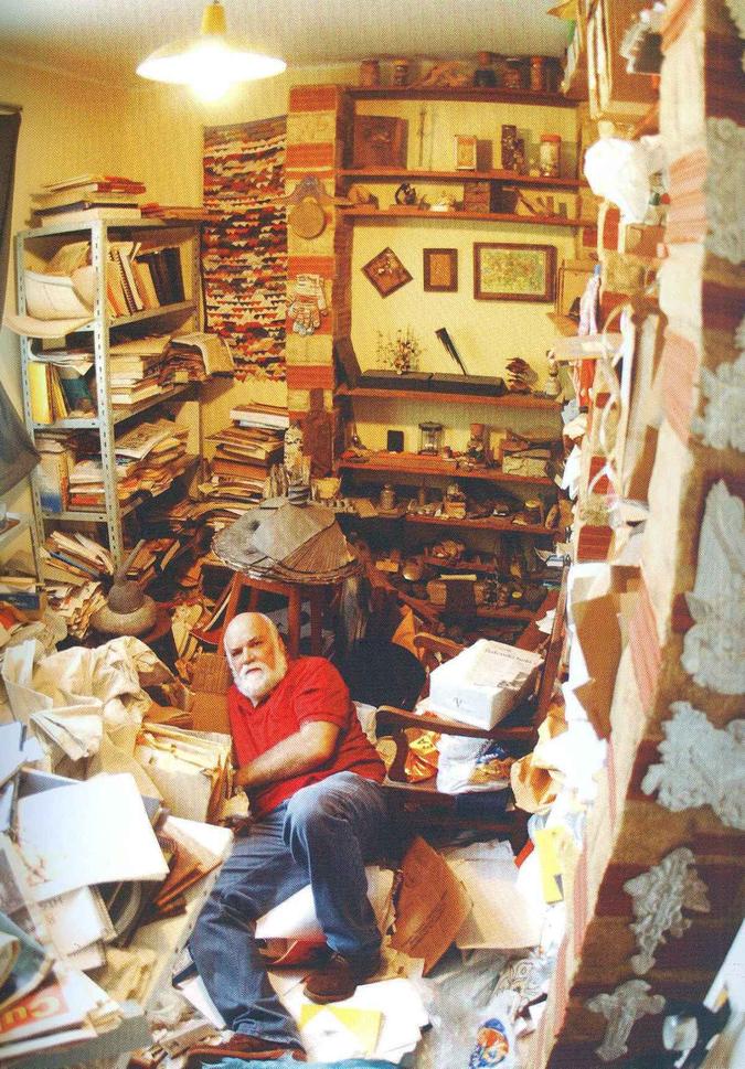 O artista no ateliê: mais de 70 mil peças no acervo(foto: Paulo Bruscky/Divulgação) O artista no ateliê: mais de 70 mil peças no acervo(foto: Paulo Bruscky/Divulgação)