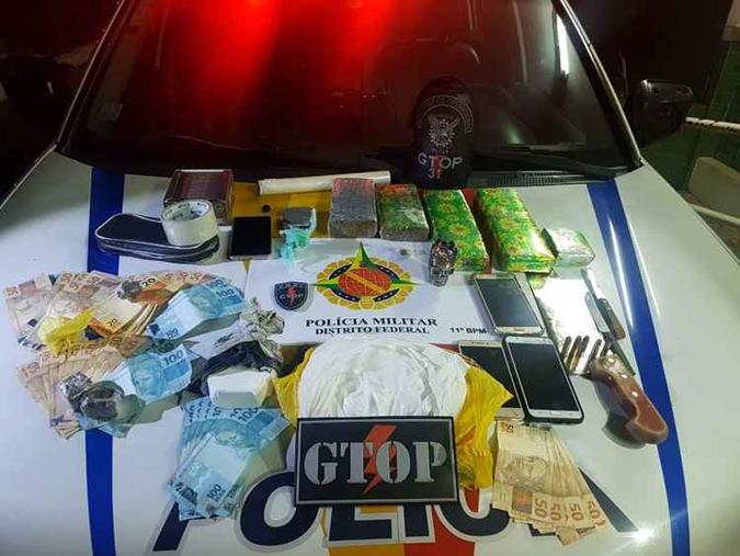 Acusado foi preso com R$ R$ 5.174, e também estava com um celular roubado e munições calibre 38(foto: Reprodução/PMDF) Acusado foi preso com R$ R$ 5.174, e também estava com um celular roubado e munições calibre 38(foto: Reprodução/PMDF)