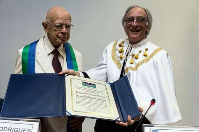 Aryon Rodrigues recebe o título de doutor honoris causa da UnB (foto: Emília Silberstein/Secom/UnB/Divulgação) Aryon Rodrigues recebe o título de doutor honoris causa da UnB (foto: Emília Silberstein/Secom/UnB/Divulgação)