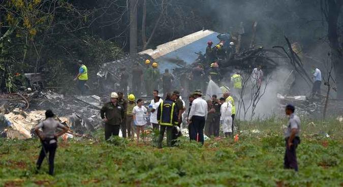 Avião caiu em uma área rural da capital cubana, próximo ao aeroporto(foto: Adalberto Roque/AFP) Avião caiu em uma área rural da capital cubana, próximo ao aeroporto(foto: Adalberto Roque/AFP)