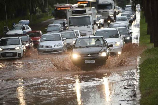 Alagamento na L2 Norte: Asa Norte foi uma das regiões mais afetadas pela chuva da tarde desta quarta-feira (4/12)(foto: Minervino Júnior/CB/D.A Press) Alagamento na L2 Norte: Asa Norte foi uma das regiões mais afetadas pela chuva da tarde desta quarta-feira (4/12)(foto: Minervino Júnior/CB/D.A Press)