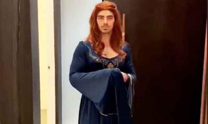 Joe incorporou até a pose de Sansa(foto: Reprodução/PageSix) Joe incorporou até a pose de Sansa(foto: Reprodução/PageSix)