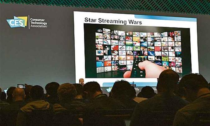 Na guerra do mercado de dispositivos que oferecem conteúdo para filmes e séries por demanda, o consumidor sai ganhando(foto: ROBYN BECK/AFP ) Na guerra do mercado de dispositivos que oferecem conteúdo para filmes e séries por demanda, o consumidor sai ganhando(foto: ROBYN BECK/AFP )