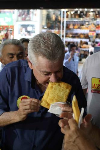 Rodrigo Rollemberg comeu pastel na Feira dos Importados, onde anunciou que, se reeleito, pretende ampliar o modelo de gestão do Base para outros hospitais(foto: Arthur Menescal/CB/D.A Press) Rodrigo Rollemberg comeu pastel na Feira dos Importados, onde anunciou que, se reeleito, pretende ampliar o modelo de gestão do Base para outros hospitais(foto: Arthur Menescal/CB/D.A Press)