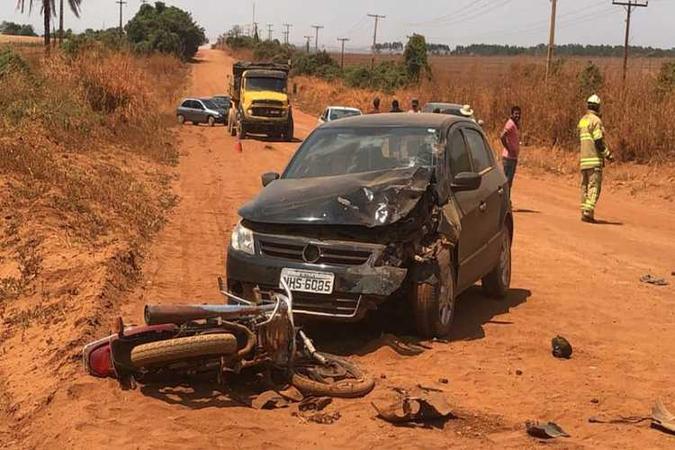 O motociclista de 33 anos não resistiu aos ferimentos e morreu ainda no local do acidente(foto: CBMDF/Divulgação) O motociclista de 33 anos não resistiu aos ferimentos e morreu ainda no local do acidente(foto: CBMDF/Divulgação)