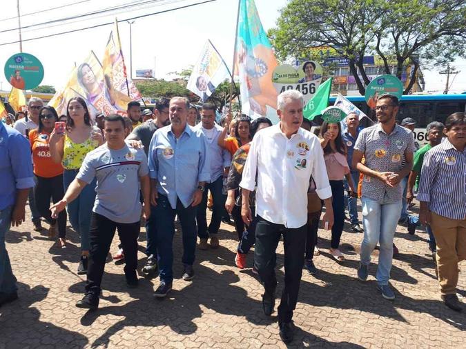 Rollemberg caminhou pelo centro de Ceilândia e conversou com comerciantes e moradores da região(foto: Augusto Fernandes/CB Press) Rollemberg caminhou pelo centro de Ceilândia e conversou com comerciantes e moradores da região(foto: Augusto Fernandes/CB Press)
