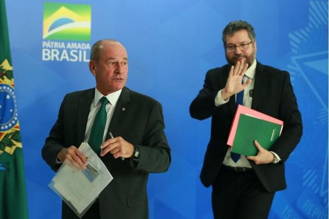 Ministros Azevedo e Silva e Araújo deram detalhes da logística para trazer os brasileiros, que ficarão isolados por, no mínimo, 14 dias, em observação(foto: Valter Campanato/Agência Brasil) Ministros Azevedo e Silva e Araújo deram detalhes da logística para trazer os brasileiros, que ficarão isolados por, no mínimo, 14 dias, em observação(foto: Valter Campanato/Agência Brasil)