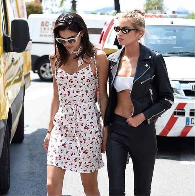 A modelo portuguesa Sara Sampaio usou vestido com estampa pequena de cerejas, hit do verão 2018 no Hemisfério Norte(foto: Instagram/Reprodução) A modelo portuguesa Sara Sampaio usou vestido com estampa pequena de cerejas, hit do verão 2018 no Hemisfério Norte(foto: Instagram/Reprodução)