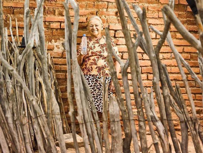 Dona Francisca, moradora de Bom Nome, no Ceará, comemora o acesso mais fácil à água(foto: AMA/Divulgação) Dona Francisca, moradora de Bom Nome, no Ceará, comemora o acesso mais fácil à água(foto: AMA/Divulgação)