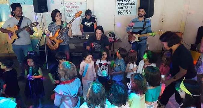 Crianças se despedem de 2016 participando de show no projeto Vivendo e aprendendo(foto: Arquivo Pessoal/Divulgação) Crianças se despedem de 2016 participando de show no projeto Vivendo e aprendendo(foto: Arquivo Pessoal/Divulgação)