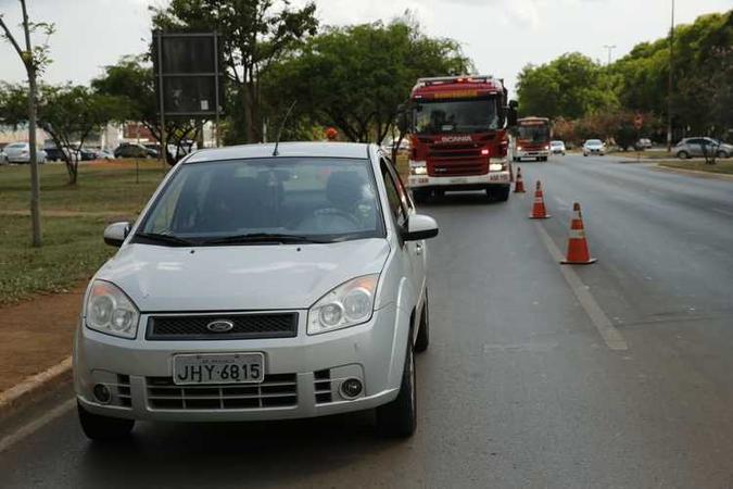 O acidente aconteceu por volta das 14h desta quarta-feira (10/10)(foto: CBMDF/Divulgação) O acidente aconteceu por volta das 14h desta quarta-feira (10/10)(foto: CBMDF/Divulgação)