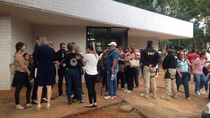 Pessoas reunidas em velório: Wescley foi morto com tiros de fuzil em Ponta Porã(foto: Antonio Cunha/CB/DA Press) Pessoas reunidas em velório: Wescley foi morto com tiros de fuzil em Ponta Porã(foto: Antonio Cunha/CB/DA Press)