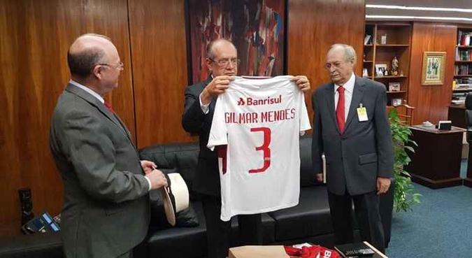 Foto postada por Gilmar Mendes no Twitter: expondo o lado torcedor(foto: Reprodução/Twitter) Foto postada por Gilmar Mendes no Twitter: expondo o lado torcedor(foto: Reprodução/Twitter)