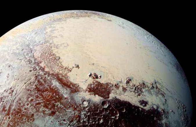 Nitrogênio em estado congelado e líquido pode estar embaixo da principal cratera do corpo celeste(foto: NASA/Laboratório de Física Aplicada da Universidade Johns Hopkins/Southwest Research Institute) Nitrogênio em estado congelado e líquido pode estar embaixo da principal cratera do corpo celeste(foto: NASA/Laboratório de Física Aplicada da Universidade Johns Hopkins/Southwest Research Institute)