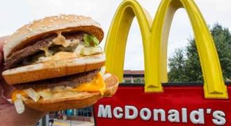 Ao lado da irmã de quatro anos, o menino dirigiu por quase 2,5 km, parou em um sinal vermelho e cedeu a passagem para outros carros antes de chegar ao McDonald's de East Palestine, no leste de Ohio, revelou o jornal(foto: AFP) Ao lado da irmã de quatro anos, o menino dirigiu por quase 2,5 km, parou em um sinal vermelho e cedeu a passagem para outros carros antes de chegar ao McDonald's de East Palestine, no leste de Ohio, revelou o jornal(foto: AFP)
