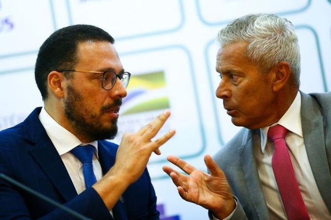 Croda (E, com o ministro interino João Gabbardo) explicou que os principais alvos do vírus são parentes de infectados e profissionais de saúde(foto: Marcelo Camargo/Agencia Brasil) Croda (E, com o ministro interino João Gabbardo) explicou que os principais alvos do vírus são parentes de infectados e profissionais de saúde(foto: Marcelo Camargo/Agencia Brasil)