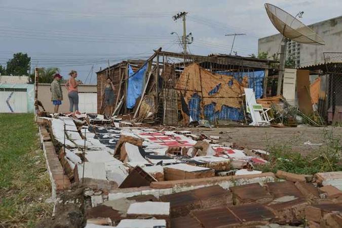 A maioria dos imóveis atingidos fica em Samambaia Sul, onde cerca de mil casas sofreram danos(foto: Ed Alves/CB/D.A Press) A maioria dos imóveis atingidos fica em Samambaia Sul, onde cerca de mil casas sofreram danos(foto: Ed Alves/CB/D.A Press)