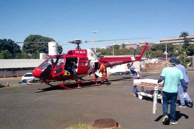 O ciclista foi levado ao Hospital de Base com quadro de saúde instável(foto: CBMDF/Divulgação) O ciclista foi levado ao Hospital de Base com quadro de saúde instável(foto: CBMDF/Divulgação)