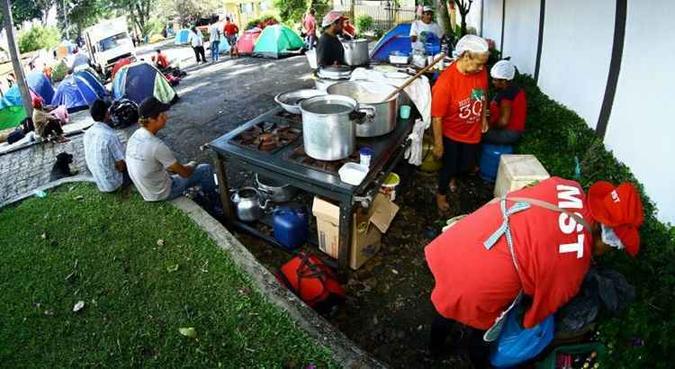 A estrutura de funcionamento é a mesma dos acampamentos recém-criados do Movimento dos Trabalhadores Rurais Sem Terra(foto: Heuler Andrey/AFP) A estrutura de funcionamento é a mesma dos acampamentos recém-criados do Movimento dos Trabalhadores Rurais Sem Terra(foto: Heuler Andrey/AFP)
