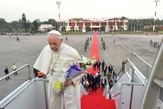 Francisco se reuniu com religiosos e jovens de Bangladesh (foto: AFP/OSSERVATORE ROMANO) Francisco se reuniu com religiosos e jovens de Bangladesh (foto: AFP/OSSERVATORE ROMANO)