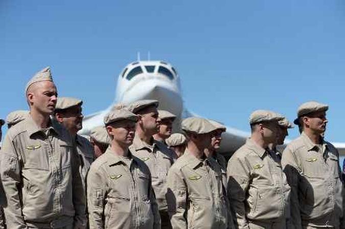 O Exército russo anunciou que a frota inclui dois bombardeios Tu-160, um avião de transporte An-124 e um avião de passageiros Il-62(foto: AFP) O Exército russo anunciou que a frota inclui dois bombardeios Tu-160, um avião de transporte An-124 e um avião de passageiros Il-62(foto: AFP)