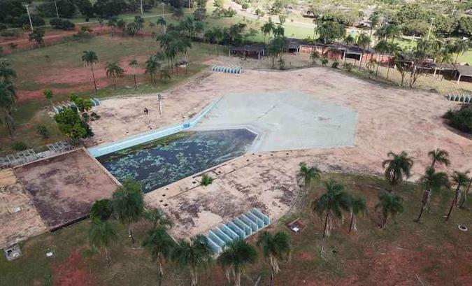 Imagem aérea captada pelo Correio mostra atual condição da piscina com ondas. O local está repleto de água parada com lodo. (foto: Breno Fortes/CB/D.A Press) Imagem aérea captada pelo Correio mostra atual condição da piscina com ondas. O local está repleto de água parada com lodo. (foto: Breno Fortes/CB/D.A Press)