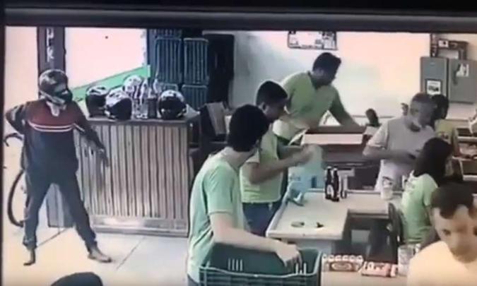 Homem desiste de assalto após ser ignorado em supermercado(foto: Reprodução/Twitter) Homem desiste de assalto após ser ignorado em supermercado(foto: Reprodução/Twitter)