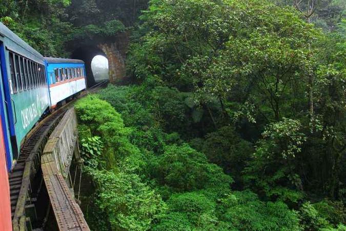 O trem de Serra Verde, na Serra do Mar, Curitiba (PR).(foto: Wikimedia Commons) O trem de Serra Verde, na Serra do Mar, Curitiba (PR).(foto: Wikimedia Commons)