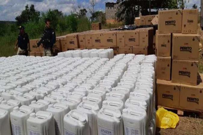 Entre as cargas recuperadas estavam produtos agrícolas e mantas asfálticas(foto: PRF/Divulgação) Entre as cargas recuperadas estavam produtos agrícolas e mantas asfálticas(foto: PRF/Divulgação)