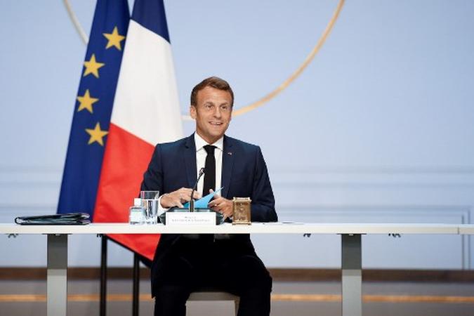 O presidente da França, Emmanuel Macron, se reúne com representantes franceses dos trabalhadores e sindicatos sobre as conseqüências sociais e econômicas da pandemia do covid-19 no Palácio presidencial do Eliseu, em Paris.(foto: YOAN VALAT / POOL / AFP) O presidente da França, Emmanuel Macron, se reúne com representantes franceses dos trabalhadores e sindicatos sobre as conseqüências sociais e econômicas da pandemia do covid-19 no Palácio presidencial do Eliseu, em Paris.(foto: YOAN VALAT / POOL / AFP)