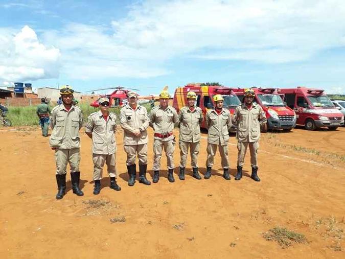 Parte da equipe mobilizada para iniciar as buscas pelo grupo de oito pessoas que estavam desaparecidas(foto: Divulgação/CBMGO) Parte da equipe mobilizada para iniciar as buscas pelo grupo de oito pessoas que estavam desaparecidas(foto: Divulgação/CBMGO)